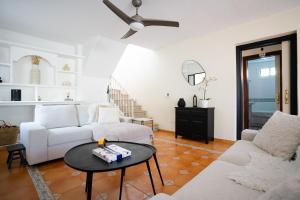 马贝拉Casa Alejandro的客厅配有2张白色沙发和1张桌子