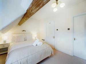 温什科姆Romantic Cottage Cotswolds Parking Wi-Fi的一间白色卧室,配有床和天花板