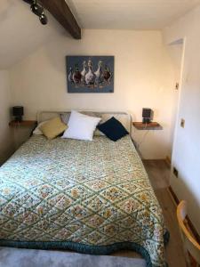 HirnantTranquil 3-Bed Cottage Near Lake Vyrnwy的一间卧室配有一张带五颜六色棉被的床