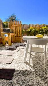南湾垦丁南湾酒池民宿的砾石庭院的白色桌椅