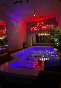 南湾垦丁南湾酒池民宿的一间设有紫色灯光的泳池派对的房间