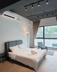 八打灵再也Geo Suite - Sunway Pyramid & Sunway Lagoon的卧室配有床、椅子和窗户。
