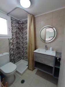 圣斯特凡诺斯Panorama View的一间带卫生间、水槽和镜子的浴室