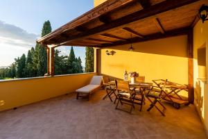 拉亚蒂科Terrazza sul Tramonto del Silenzio的黄色墙壁上配有桌椅的庭院