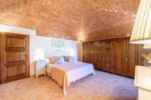 拉亚蒂科Terrazza sul Tramonto del Silenzio的一间卧室设有一张床和砖墙