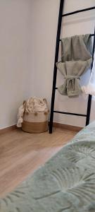 佩斯基奇Liberato Puglia Vacanze的卧室配有一张床和一个篮子,位于地板上