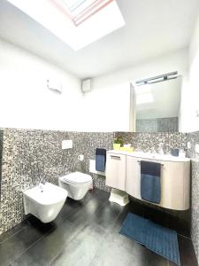 拉文纳Attico Darsena Nuova的一间带水槽、卫生间和镜子的浴室