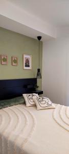 佩斯基奇Liberato Puglia Vacanze的卧室配有一张大白色床和大面积的