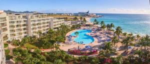 LowlandsRoyal Islander Club Resort La Plage的享有度假胜地的空中景致,设有游泳池和海洋