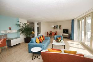 LowlandsRoyal Islander Club Resort La Plage的客厅配有蓝色的沙发和桌子