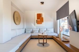 库基尼坎尼奥Luxury Villa U的客厅配有沙发和桌子