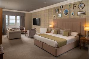 艾尔费尔菲尔德别墅酒店的一间带大床的卧室和一间客厅