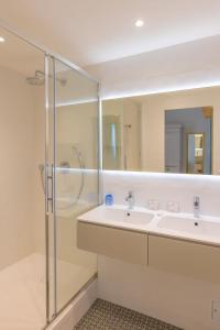 瓦尔邦讷阿尔莫里酒店的一间带两个盥洗盆和淋浴的浴室