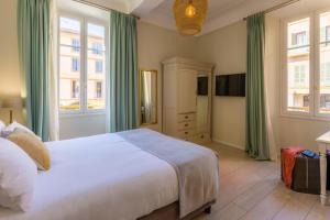 瓦尔邦讷阿尔莫里酒店的一间卧室设有一张大床和两个窗户。