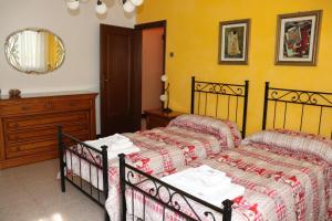 斯嘉德瓦利Casa nel Delta del Po的一间卧室配有两张床、一张桌子和一面镜子