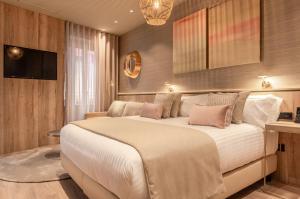 瓦伦西亚The Valentia Corretgería的卧室配有带粉红色枕头的大型白色床