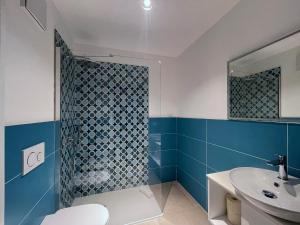 阿科Arqué Apartments - Arco Centro的一间带水槽、卫生间和淋浴的浴室