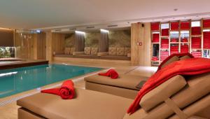 伊斯坦布尔多索多索Spa市区酒店 的一个带游泳池和房子的客厅