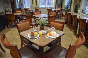 切罗基斯通布鲁克旅馆的一间餐厅配有桌椅,提供食物