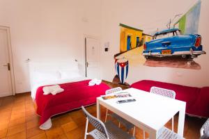 巴勒莫A Casa di Amici的卧室配有一张床,墙上挂着一幅汽车画
