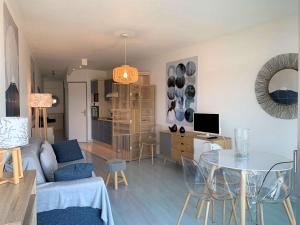 佩罗斯-吉雷克Appartement Perros-Guirec, 2 pièces, 4 personnes - FR-1-368-165的客厅配有沙发和桌子