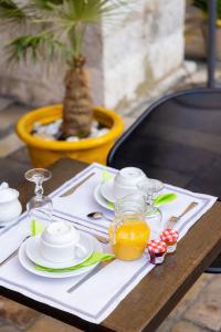 瓦尔邦讷阿尔莫里酒店的一张桌子,上面有白色的桌布,上面有盘子和眼镜