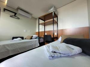 卡斯卡韦尔Pousada Jardim do Lago的酒店客房,配有两张带毛巾的床