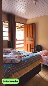 莫雷蒂斯Hospedaria Recanto dos Pássaros的一间卧室设有两张床和窗户。