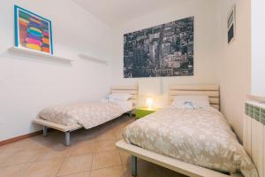马洛塔Appartamento Prima Fila Mare , La Vecchia Chiesa的一间卧室设有两张床,墙上挂着一幅画