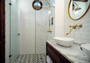 莱瓦镇Hotel Casa Alcestre的一间带水槽和玻璃淋浴的浴室