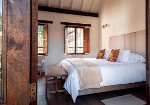 莱瓦镇Hotel Casa Alcestre的卧室设有白色大床和窗户。