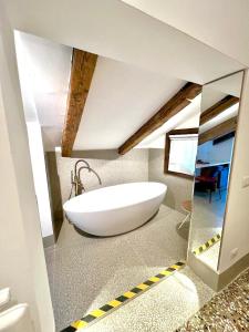 威尼斯TRA SAN MARCO E RIALTO的一间位于客房内的带大型白色浴缸的浴室