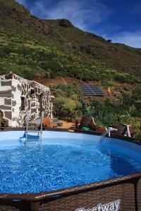 巴尔韦尔德La Chusmita的山前的大型蓝色游泳池