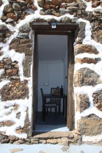 巴尔韦尔德La Chusmita的通往石头建筑的门廊,里面设有桌子