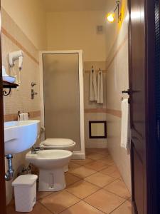 圣维托罗卡波Kalura B&B的一间带卫生间和水槽的浴室