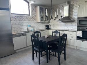 Utterbyn/Sirsjön的厨房配有黑色的桌子和椅子