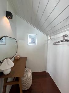 苏梅岛Boon Heritage House Koh Samui的更衣室配有镜子和桌子