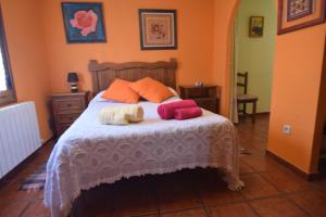 Mata de QuintanarEl Refugio de la Esquina的一间卧室配有一张带两个枕头的床