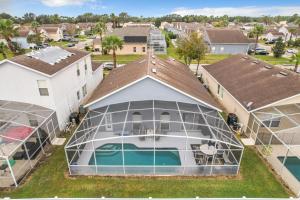达文波特Gorgeous Pool Home Near Disney - 2024 specials!的享有带游泳池的房屋的空中景致