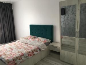 加拉茨Garsoniera Centru的一间卧室配有一张蓝色床头板的床