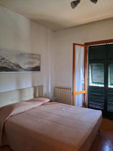 莱万托Casa di Gian的一间卧室设有两张床和窗户。
