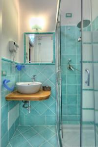 奥尔比亚Sardinia Green Park Country Lodge的一间带水槽和淋浴的浴室