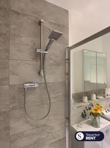 BuckinghamshireHigh Wycombe - 2 Bedroom House的带淋浴的浴室