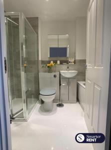 BuckinghamshireHigh Wycombe - 2 Bedroom House的浴室配有卫生间、盥洗盆和淋浴。