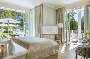 巴特萨罗皮斯库夫Villa Contessa - Luxury Spa Hotels的一间卧室设有一张床和一个大窗户