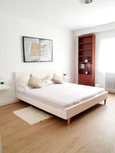 CASA BOUTIQUE LOS MONEGROS的白色卧室配有一张白色的大床