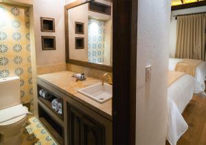 莱瓦镇Hotel Casa Alcestre的一间带水槽和卫生间的浴室以及一张床