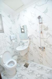 科威特الدانة للشقق الفندقية的白色的浴室设有卫生间和水槽。