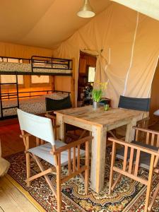 蒙地卡罗Tienda de Safari Almagro的帐篷内的木桌和椅子