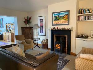 克里夫Spacious cottage - walk to Crieff的带沙发和壁炉的客厅
